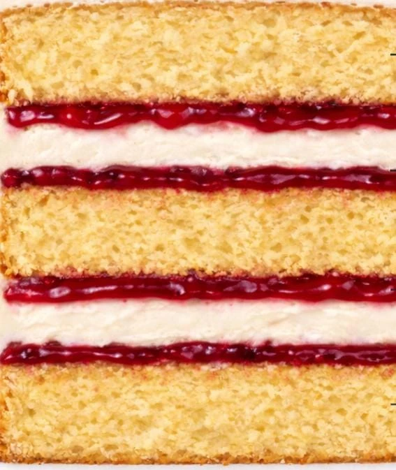 كيكة فانيلا مع كريمة التشيز وحشوة التوت